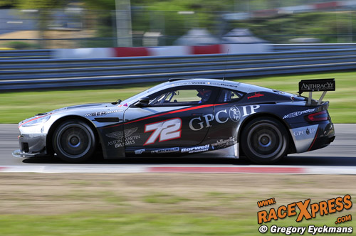 Kurt Mollekens aan het testen in de Aston van Vosse/Renard